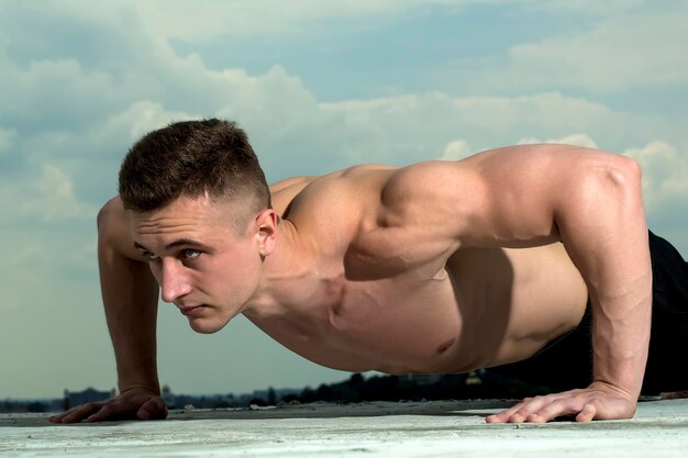 Ausbildung zum gutaussehenden männlichen Bodybuilder