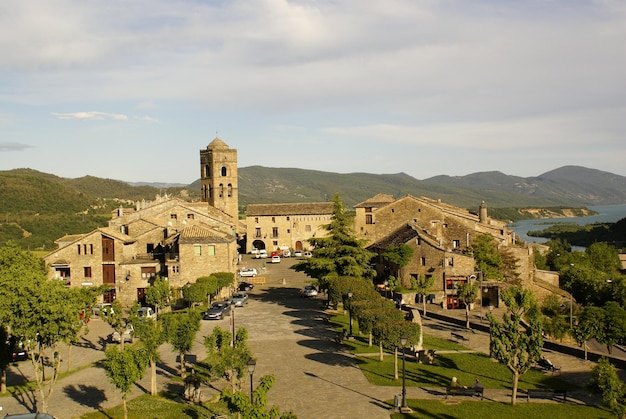 Ausblicke auf das mittelalterliche Pueblo von Aínsa. Plaza, Torre de Iglesia und Arboles en el Pirineo.