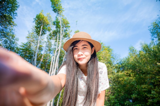 Ausbruch des Coronavirus Eine asiatische Frau, die eine medizinische Einwegmaske aufsetzt, um ansteckende Viren zu vermeiden