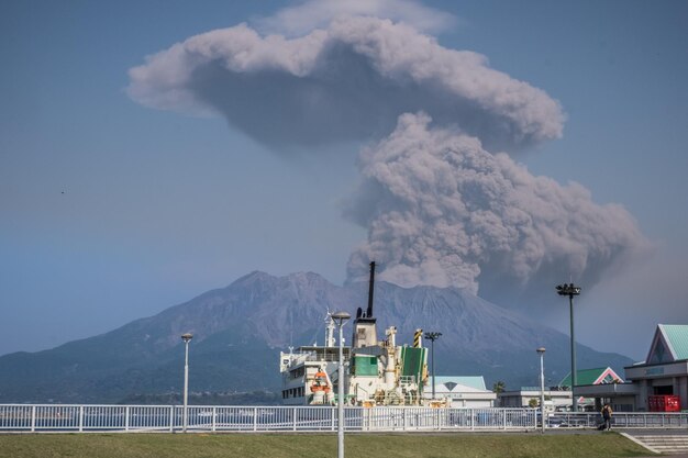 Foto ausbruch des vulkans sakurajima