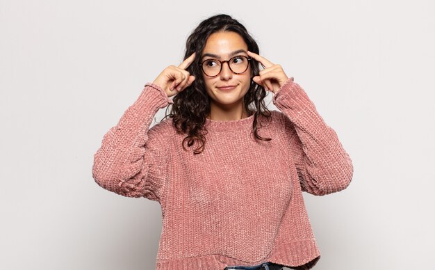 Ausdrucksstarke Frau, die im Studio aufwirft