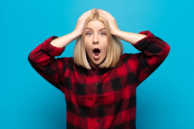 Foto ausdrucksstarke frau, die im studio aufwirft