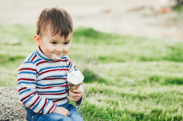 Ausdrucksstarke kleine Kinder posieren