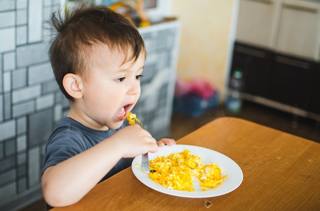 Ausdrucksstarke kleine Kinder posieren