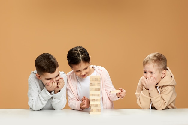 Ausdrucksstarke spielende Kinder