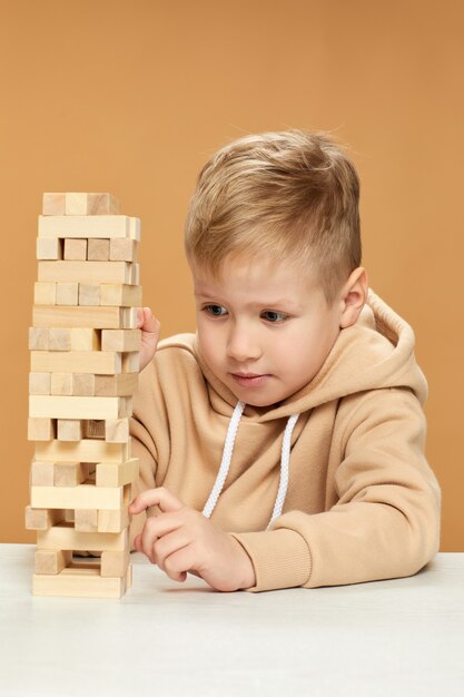 Ausdrucksstarke spielende Kinder