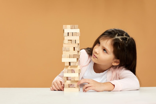 Ausdrucksstarke spielende Kinder