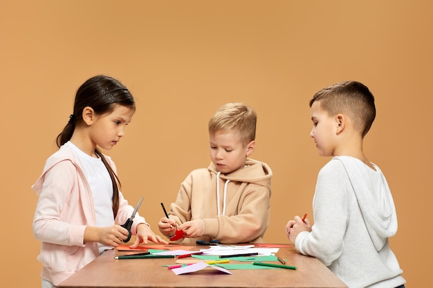 Ausdrucksstarke spielende Kinder