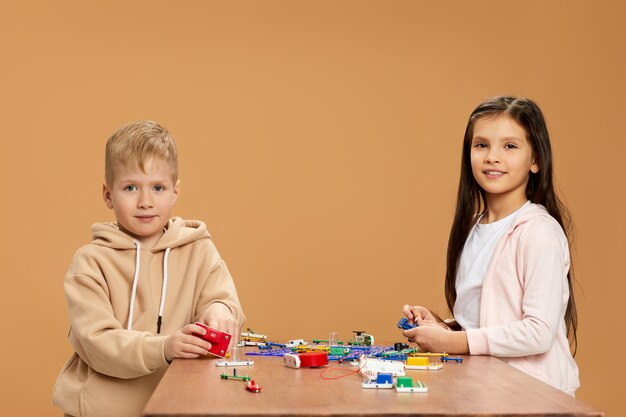 Ausdrucksstarke spielende Kinder