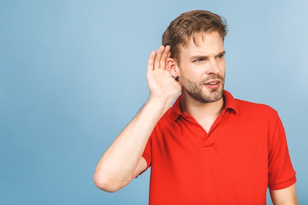 Ausdrucksstarker Mann, der im Studio aufwirft