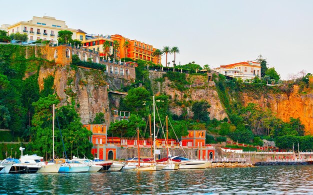 Ausflug Kreuzfahrtschiffe und Schiffe mit Touristen im Luxushafen Marina Grande in Sorrento bei Neapel am Tyrrhenischen Meer, Amalfiküste, Italien. Italienisches Sommerparadies. Berge an der Küste von Amalfitana.