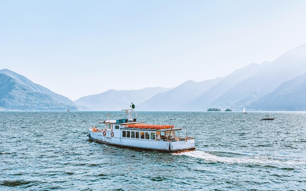 Ausflug Personenfähre in Ascona Luxus-Touristenort am Lago Maggiore im Kanton Tessin in der Schweiz im Sommer. Reisen im Freien. Schweizer typisches Urlaubs- und Urlaubssegeln im Kreuzfahrtschiff.