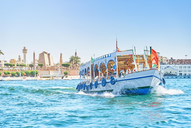 Ausflugsboot auf dem Nil in Luxor, Ägypten