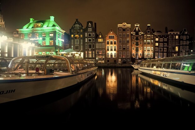 Ausflugsboote auf dem Flusskanal und historischen Gebäuden in Amsterdam