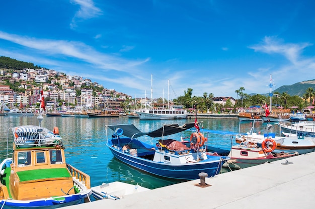 Ausflugsboote im Hafen von Alanya, Türkei. Schöne Aussicht auf den Strand