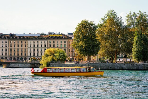 Ausflugsfähre auf dem Genfer See, gesehen vom Damm der Promenade du Lac im Sommer, Genf, Schweiz. Menschen im Hintergrund