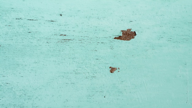 Ausführlich und Beschaffenheit der gebrochenen blauen Farbenschale an der hölzernen Wand