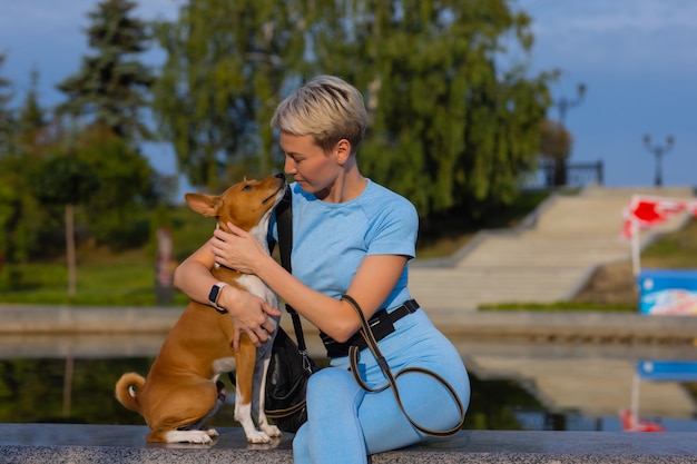 Ausgebildeter intelligenter Hund, der Nahrung vom Menschen nimmt