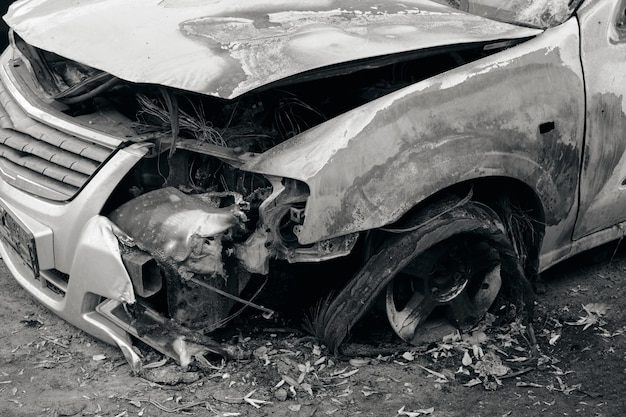 Ausgebrannte Karosserie des Autos. Brandstiftung, Kurzschluss.