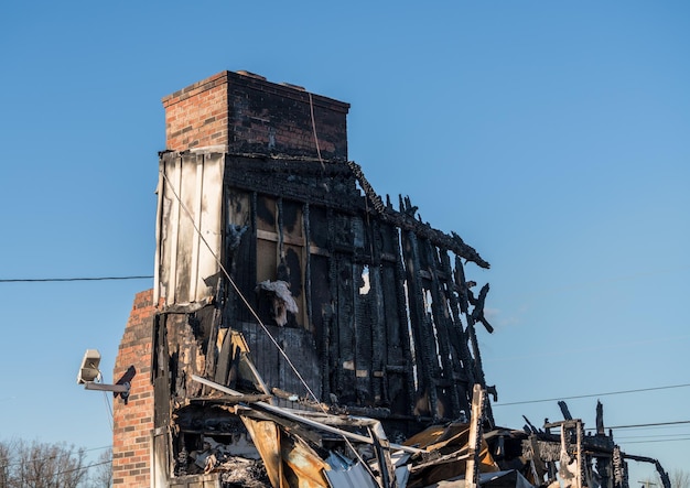 Ausgebrannte Reste eines durch Feuer zerstörten Bürogebäudes