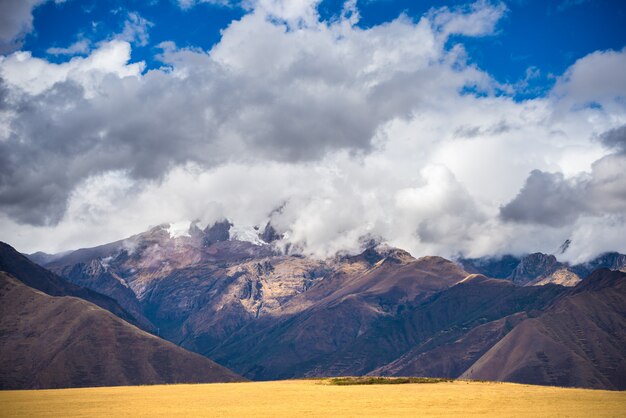 Ausgedehnte ansicht des heiligen tals, peru von pisac inca-standort, hauptreiseziel in cusco-region, peru. dramatischer himmel.