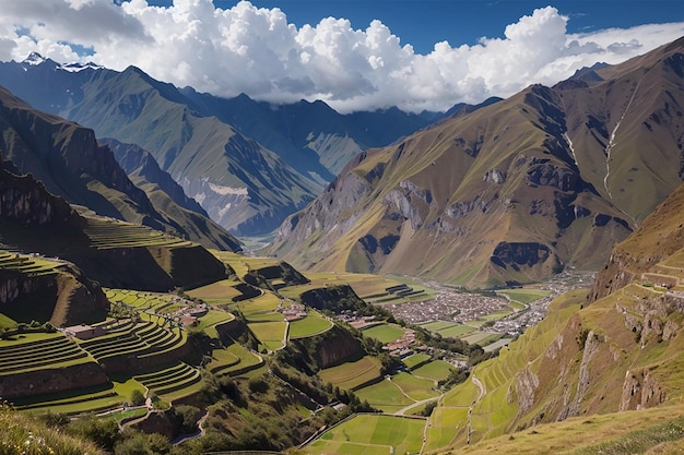 Ausgedehnter Blick auf das heilige Tal von Peru von der Pisac-Inka-Stätte, einem wichtigen Reiseziel in der Region Cusco, Peru