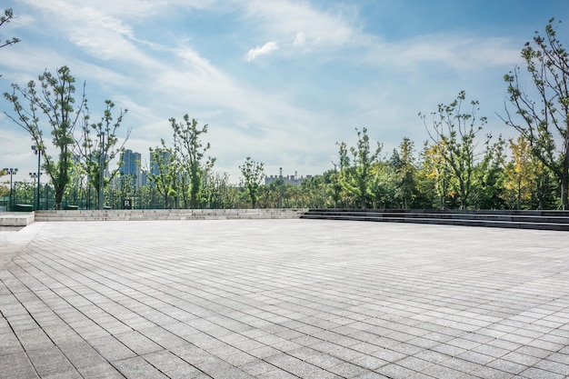 Ausgedehnter städtischer Park mit üppigem Grün und klarem Himmel
