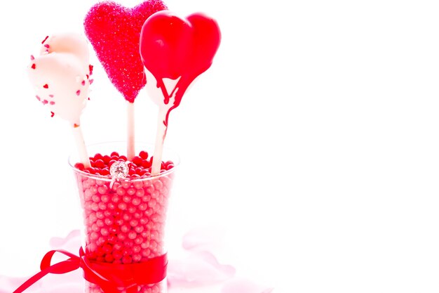 Ausgefallene Cake Pops zum Valentinstag dekoriert.