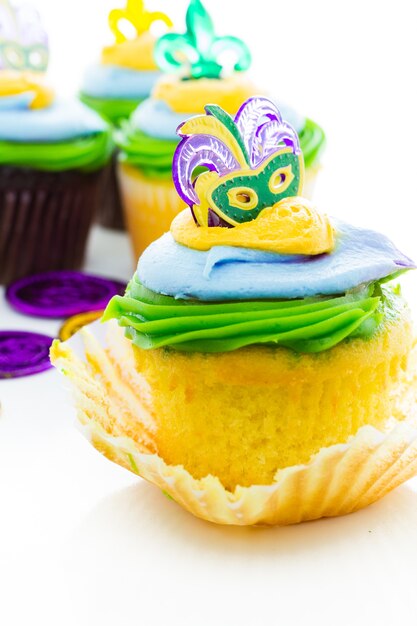 Ausgefallene Cupcakes verziert mit Blatt und Maske für die Faschingsparty.