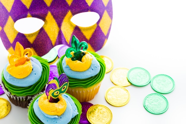 Ausgefallene Cupcakes verziert mit Blatt und Maske für die Faschingsparty.