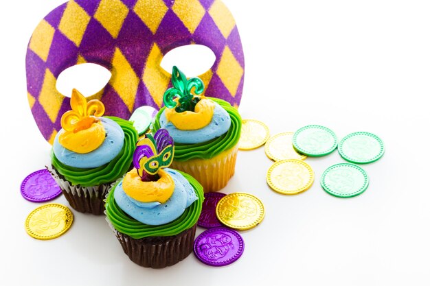 Ausgefallene Cupcakes verziert mit Blatt und Maske für die Faschingsparty.