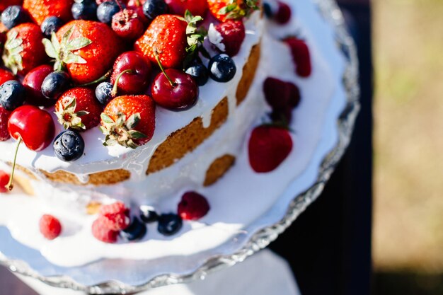 Ausgefallener Obstkuchen Draufsicht Köstlicher Obstteller im Freien Kunststil