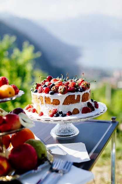 Ausgefallener Obstkuchen Draufsicht Köstlicher Obstteller im Freien Kunststil