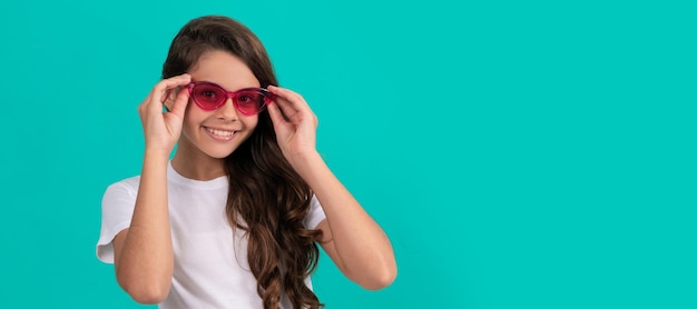 Ausgefallener Party-Look lächelndes lustiges Kind mit roter Brille funky Teenager-Mädchen, das Spaß hat Kindergesicht horizontales Poster Teenager-Mädchen isoliertes Porträtbanner mit Kopierraum