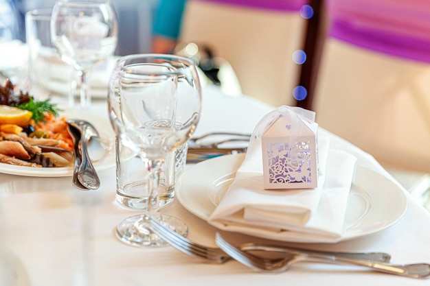 Ausgefallener Tisch zum Abendessen mit Serviettengläsern im Restaurant Luxus-Interieur Hintergrund Hochzeitseleg...