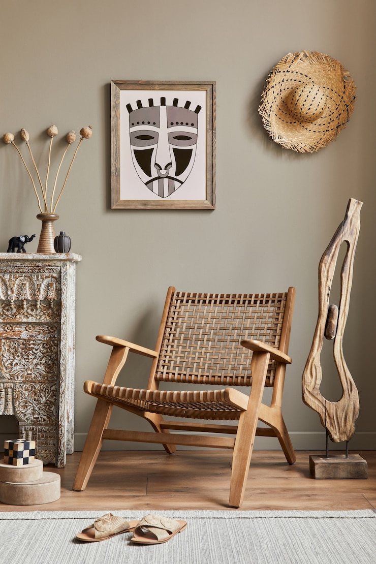 Foto ausgefallenes mediterranes interieur des wohnzimmers mit rahmen, design-sessel, regal, dekoration, teppich und eleganten persönlichen accessoires in stilvoller wohnkultur.