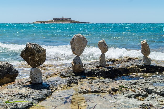 Ausgeglichene Steine nahe Insel von Strömungen in Sizilien