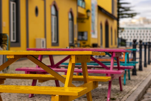 Ausgerichtete bunte Holztische