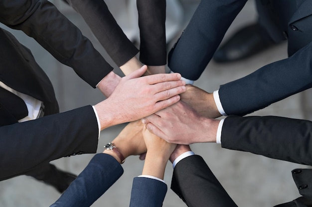 Ausgeschnittene Ansicht einer Gruppe von Geschäftsleuten, die ihre Hände zusammenlegen Freunde mit einem Stapel Hände, die Einheit zeigen Teamwork-Erfolgs- und Einheitskonzept