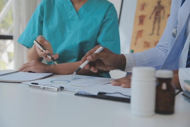 Ausgeschnittenes Bild erfolgreicher Ärzte, die während der Konferenz über Diagnosen diskutieren