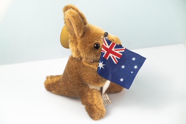 Foto ausgestopftes känguru aus australien mit der australischen flagge