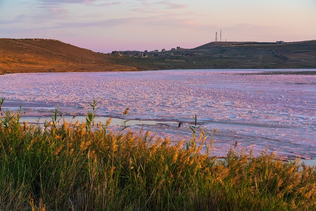 Ausgetrockneter Salzsee bei Sonnenaufgang