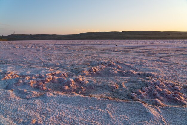 Ausgetrockneter Salzsee bei Sonnenaufgang