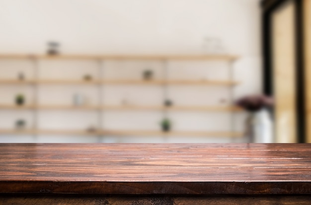 Ausgewählte Fokus leer braun Holztisch und Unschärfe Raum Perspektive Hintergrund mit Bokeh Bild. Für Ihre Fotomontage oder Produktanzeige