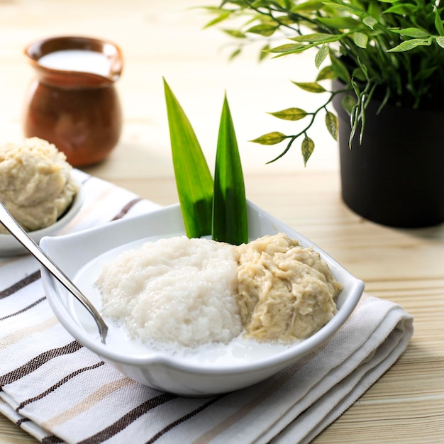 Ausgewählter Fokus Thailand Süßer Klebreis in Vanille-Vla-Sauce mit Durian (Durian Saus Vanila).