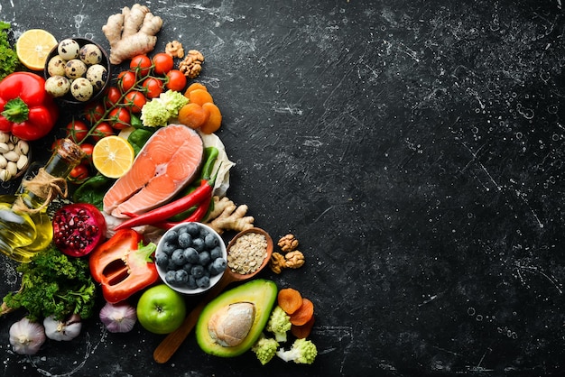 Ausgewogene Ernährung: Gemüse, Obst, Nüsse und andere diätetische Lebensmittel. Ansicht von oben. Freier Kopienraum.