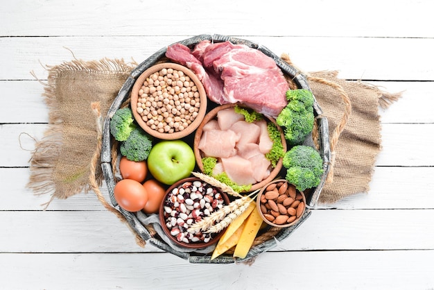 Ausgewogene Ernährung Hintergrund Fleisch Hühnerfilet Brokkoli Bohnen Käse Eier Weizen Auf weißem Hintergrund aus Holz