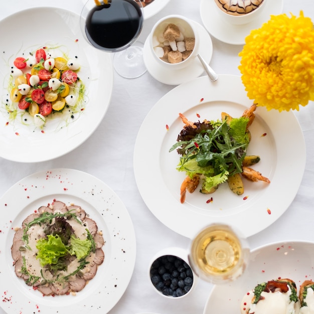 Foto ausgewogenes abendessen im restaurant, gesunde ernährung