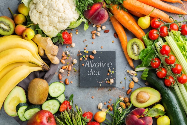 Ausgewogenes Ernährungskonzept für eine saubere alkalische Ernährung. Auswahl an gesunden Lebensmittelzutaten zum Kochen auf einem Küchentisch. Draufsicht flach legen Hintergrund