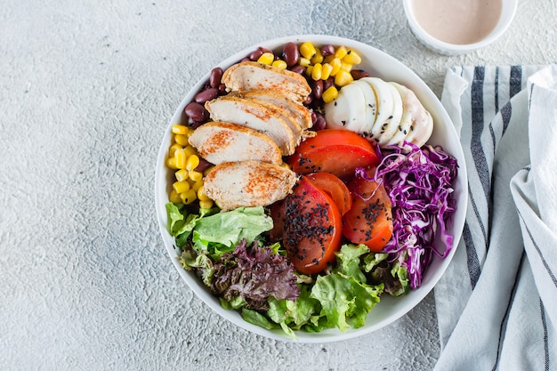 Ausgewogenes Mittagessen in einer Schüssel. Gesundes Lebensmittelkonzept. Leichter konkreter Hintergrund.